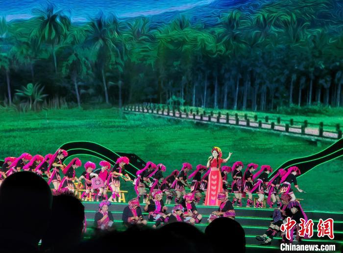 4月22日,2023年海南黎族苗族传统节日“三月三”节庆活动乐东主会场开幕式暨主题文艺晚会在乐东上演 王晓斌 摄 4月22日,2023年海南黎族苗族传统节日“三月三”节庆活动乐东主会场开幕式暨主题文艺晚会在乐东上演 王晓斌 摄
