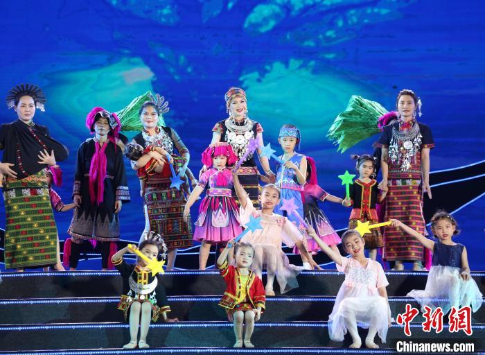 4月22日,2023年海南黎族苗族传统节日“三月三”节庆活动乐东主会场开幕式暨主题文艺晚会在乐东上演 主办方供图 4月22日,2023年海南黎族苗族传统节日“三月三”节庆活动乐东主会场开幕式暨主题文艺晚会在乐东上演 主办方供图