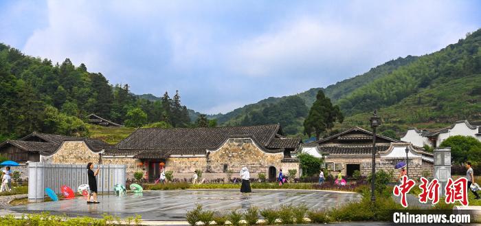 古村落吸引游客前来旅游。　刘其燚供图