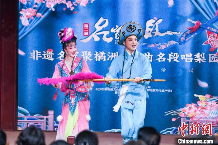 丁城欢(右)与吴乐茵为观众表演长沙花鼓戏《刘海砍樵》。 杨华峰 摄 丁城欢(右)与吴乐茵为观众表演长沙花鼓戏《刘海砍樵》。 杨华峰 摄