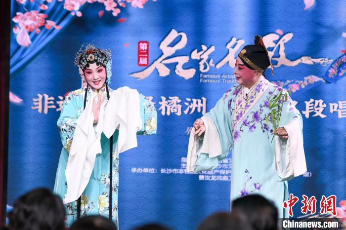 刘娜与“梅花奖”获奖者张富光(右)为观众表演昆曲《牡丹亭 惊梦》 杨华峰 摄 刘娜与“梅花奖”获奖者张富光(右)为观众表演昆曲《牡丹亭 惊梦》 杨华峰 摄