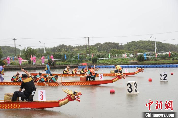 一声发令枪响,参赛者奋力落浆,龙舟如离弦之箭飞弹而出,河面上龙腾虎跃。 盈浦街道供图 一声发令枪响,参赛者奋力落浆,龙舟如离弦之箭飞弹而出,河面上龙腾虎跃。 盈浦街道供图