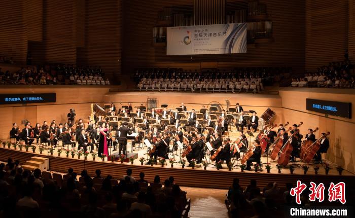 28日晚，作为“中银之声”首届天津音乐节上的重点剧目，交响诗篇《长城》亮相天津大剧院。图为演出现场。　王在御 摄