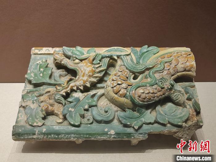 图为晋城博物馆藏黄绿釉龙纹琉璃脊。 高雨晴 摄 图为晋城博物馆藏黄绿釉龙纹琉璃脊。 高雨晴 摄