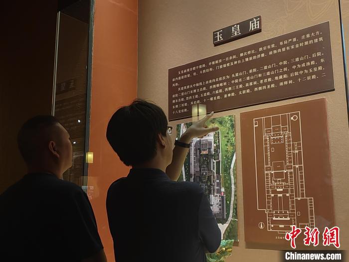 图为游客正在观展。 高雨晴 摄 图为游客正在观展。 高雨晴 摄
