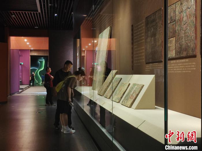 图为游客观展。 高雨晴 摄 图为游客观展。 高雨晴 摄