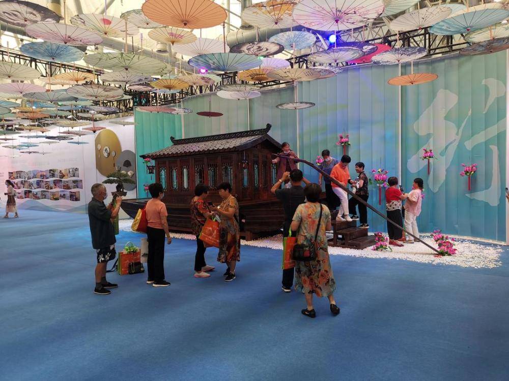 “非遗大观园”里移步换景 围观豆腐切丝万根