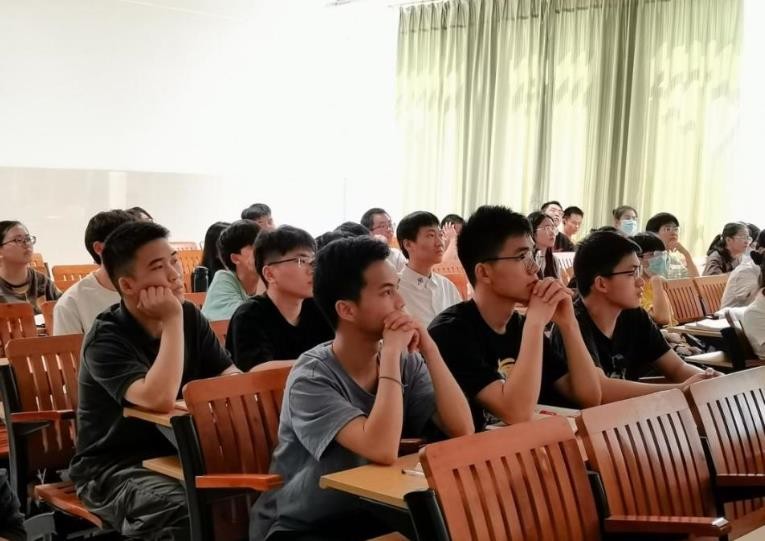 在思政课中感受非遗传承人的精神和力量