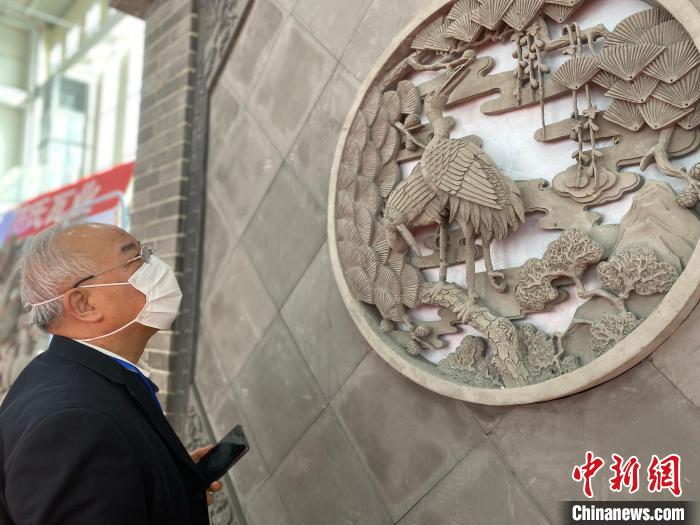 图为2021邯郸永年秋季房地产、家装建材暨汽车博览会上,一客户在驻足观看展出的砖雕产品。(资料图) 赵明 摄 图为2021邯郸永年秋季房地产、家装建材暨汽车博览会上,一客户在驻足观看展出的砖雕产品。(资料图) 赵明 摄