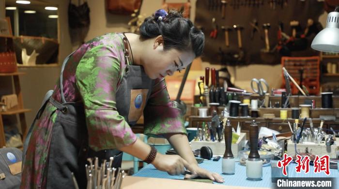 李金云是非遗项目大同皮具制作技艺第四代传承人。张园园摄