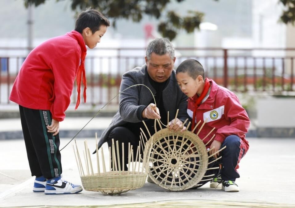 贵州黔西：竹编进校园 手工传非遗