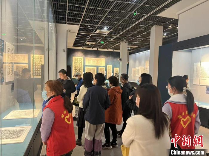 观众在“湖山镌永——杭州西湖历代摩崖题刻拓本展”现场观展。 王题题 摄 观众在“湖山镌永——杭州西湖历代摩崖题刻拓本展”现场观展。 王题题 摄