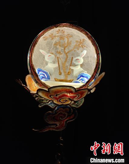 图为玉兔捣药灯。 受访者供图 图为玉兔捣药灯。 受访者供图