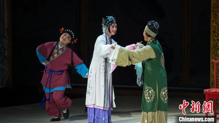 图为:莆仙戏《踏伞行》剧照,黄艳艳(左二)饰演王慧兰。 蔡昊 摄 图为:莆仙戏《踏伞行》剧照,黄艳艳(左二)饰演王慧兰。 蔡昊 摄