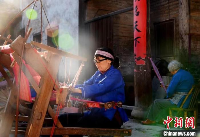 客家奶奶正在编织赣州市市级非物质文化遗产“客家织带”。(资料图) 叶焰倩 摄