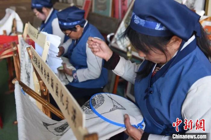 图为架花艺人们现场展示架花挑绣手法。 丁茹供图 图为架花艺人们现场展示架花挑绣手法。 丁茹供图