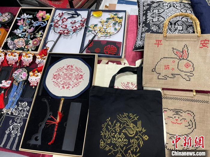图为具有架花元素的文创产品。 丁茹供图 图为具有架花元素的文创产品。 丁茹供图