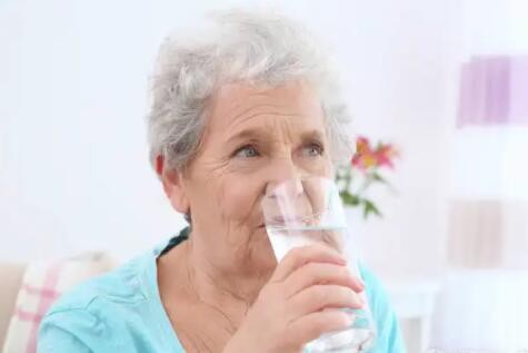 为什么人越老越不爱喝水？老年人该怎么正确喝水
