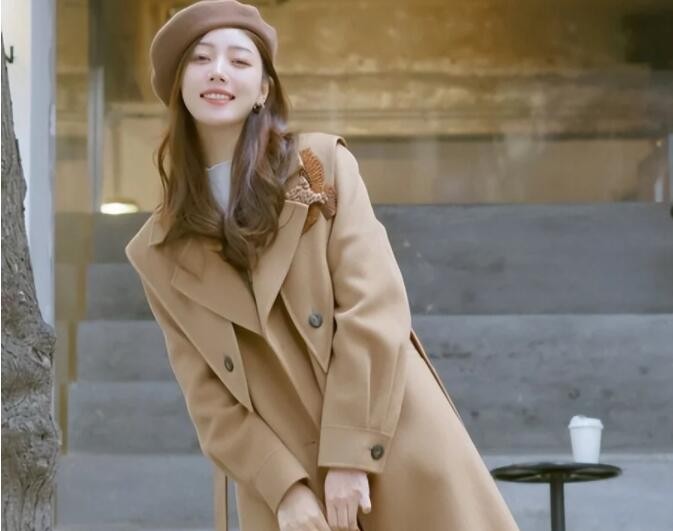 今年秋冬流行“大衣+短靴” 保暖又时髦 适合三四十岁的女人