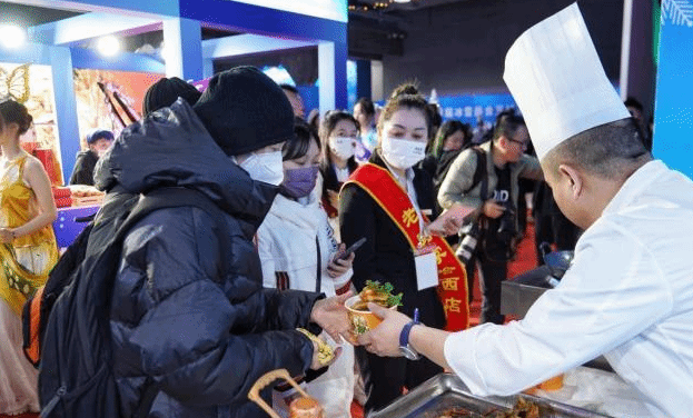 首届中国冰雪美食节哈尔滨启动 八方游客赏冰乐雪品美食