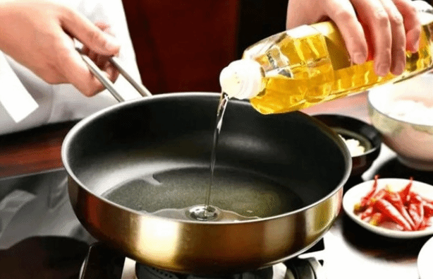 炸过的油继续炒菜吃？会给健康埋下隐患