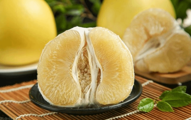 挑选柚子有什么技巧？圆头皮薄肉又甜