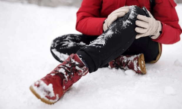 雪天摔倒 千万不要着急站起来！尤其老人