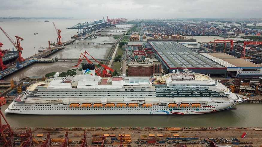 首艘国产大型邮轮出坞 打造船舶工业高质量发展“新样本”