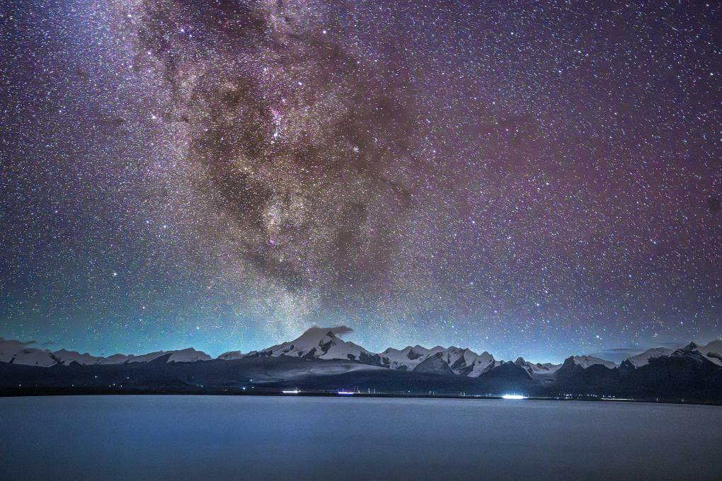西藏日喀则：在佩枯错邂逅银河与流星