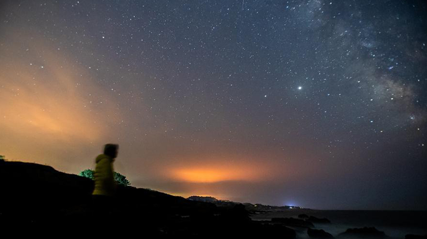 美国加州：火光映红夜空