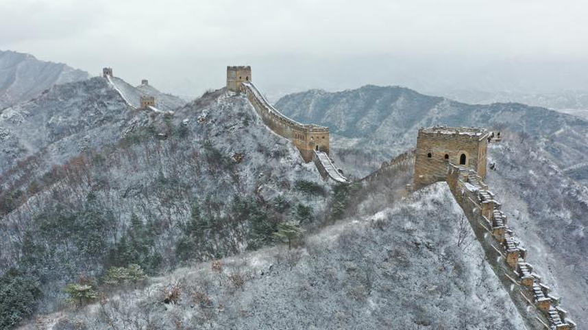 雪落金山岭长城