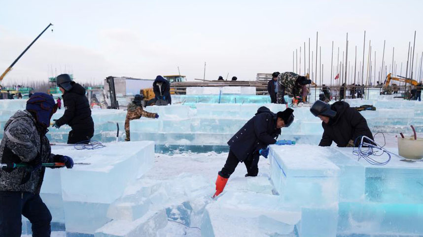 哈尔滨冰雪大世界“冰建筑”施工忙