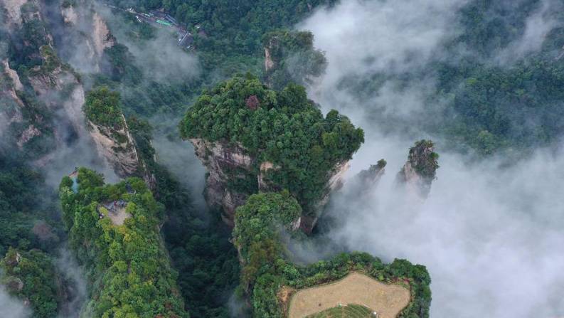 秋日云雾绕峰林