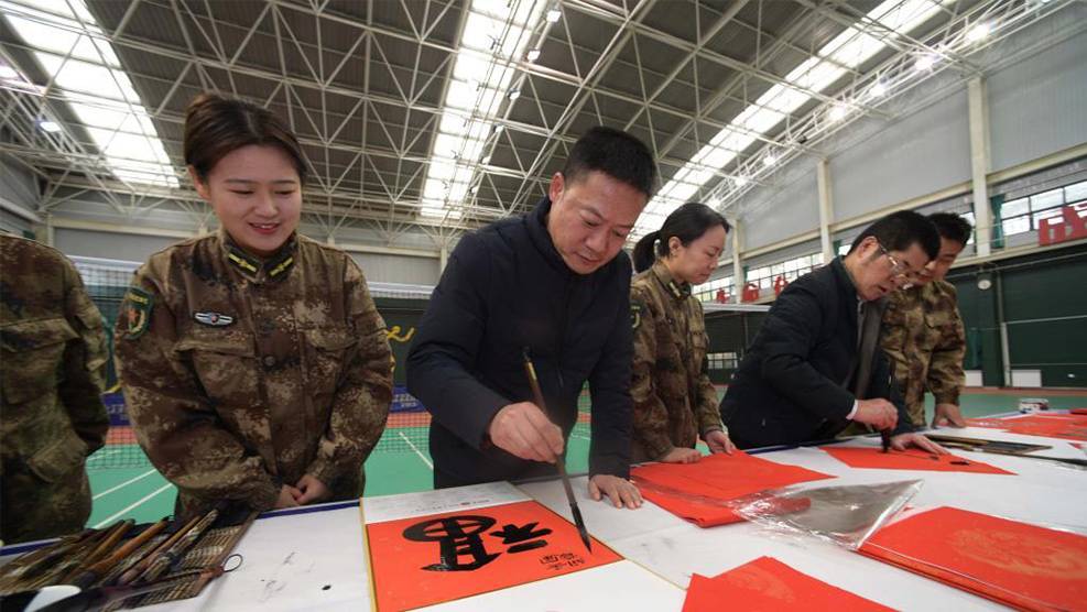 贵阳：书画家进军营 挥毫泼墨送祝福