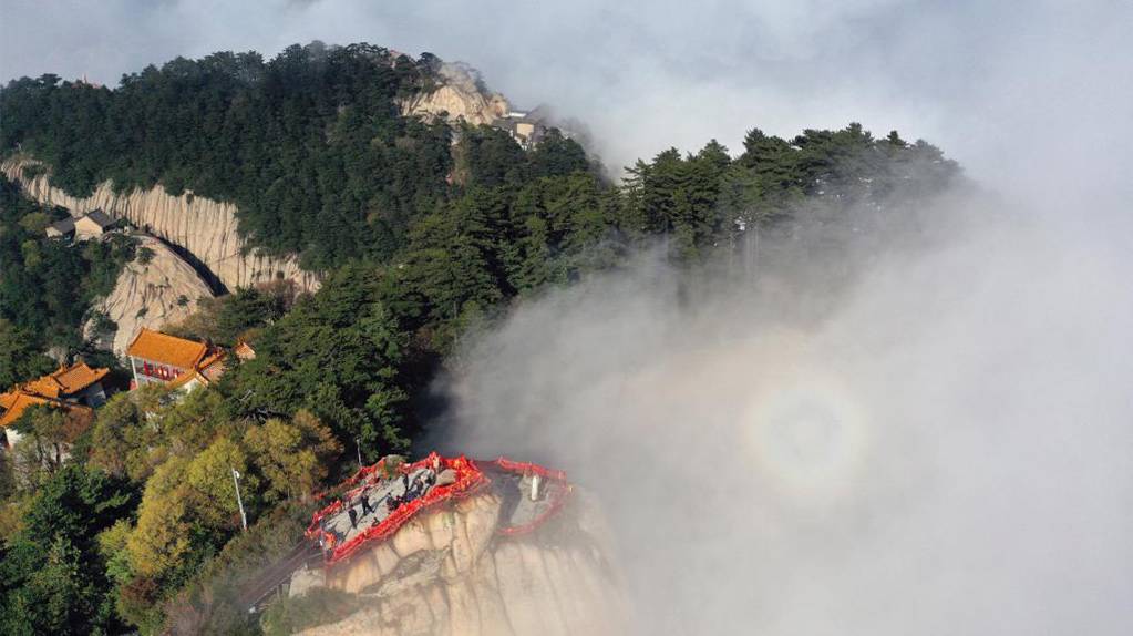 华山云起险峰间