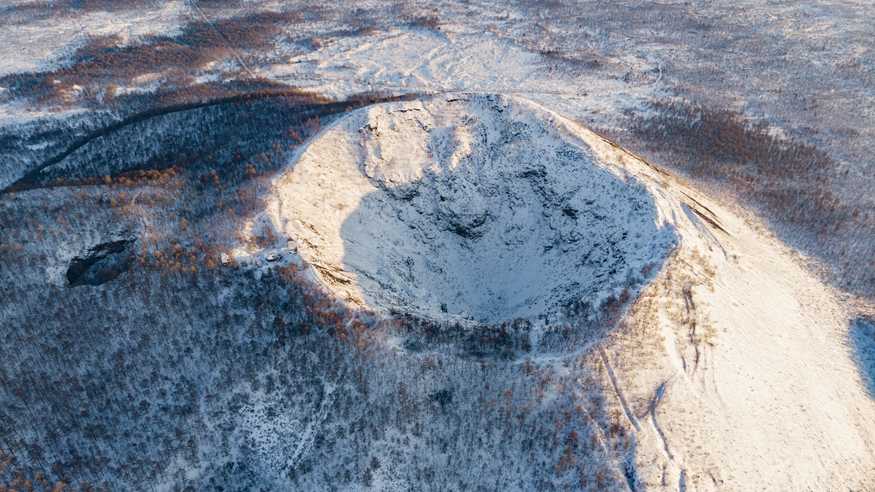 火山覆雪 静谧壮美