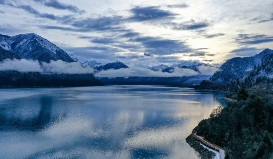 雪后巴松湖