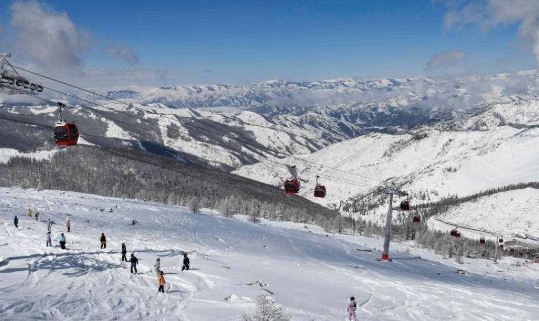 四月，在新疆可可托海弄雪