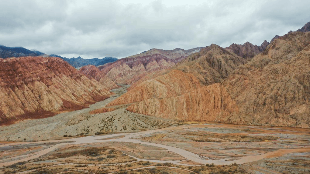 天山-昆仑山交汇处：色彩斑斓 风景如画