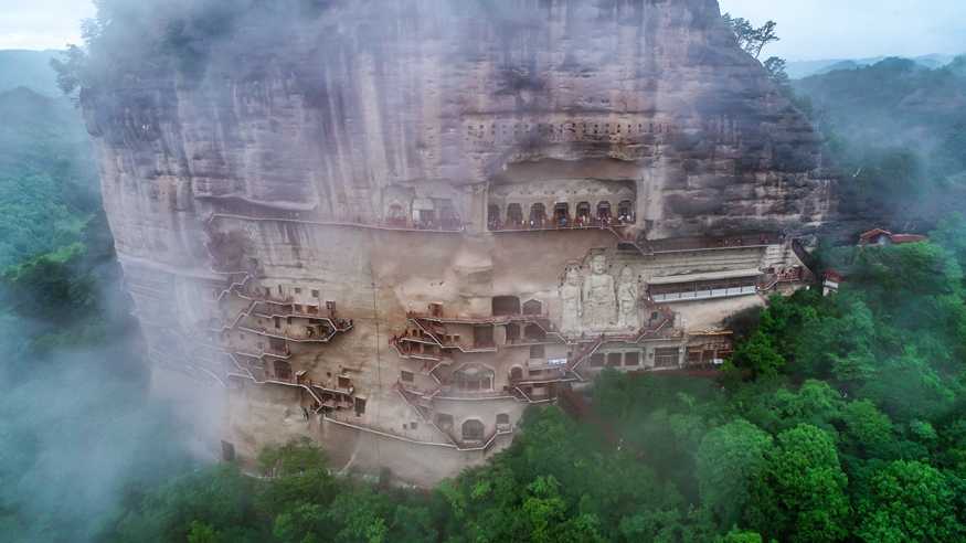 甘肃天水出现“麦积烟雨”景观