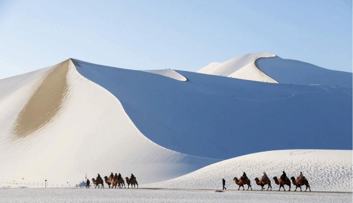 甘肃敦煌：雪后大漠景如画