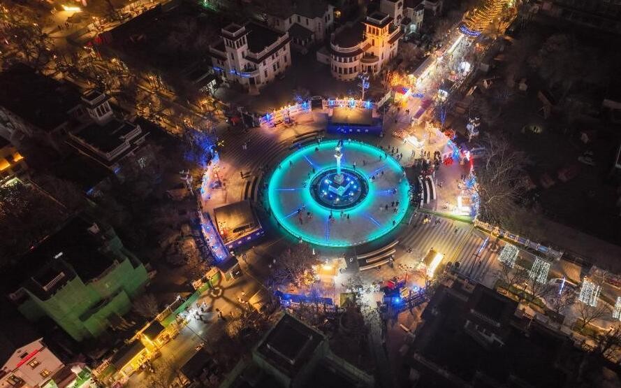 天津：百年街区广场变身露天冰场