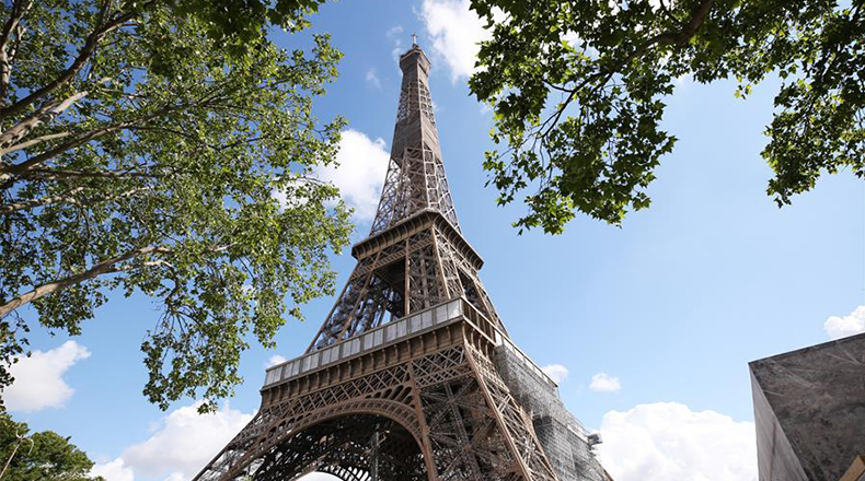 巴黎：埃菲尔铁塔准备重新开放