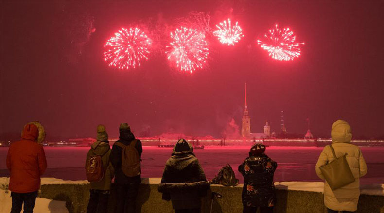 圣彼得堡：燃放烟花庆祝祖国保卫者日