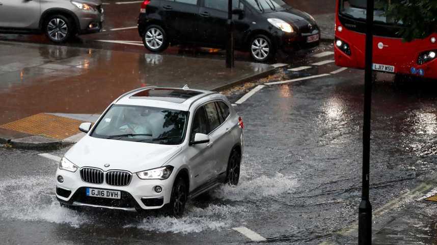 英国伦敦遭遇强雷雨天气