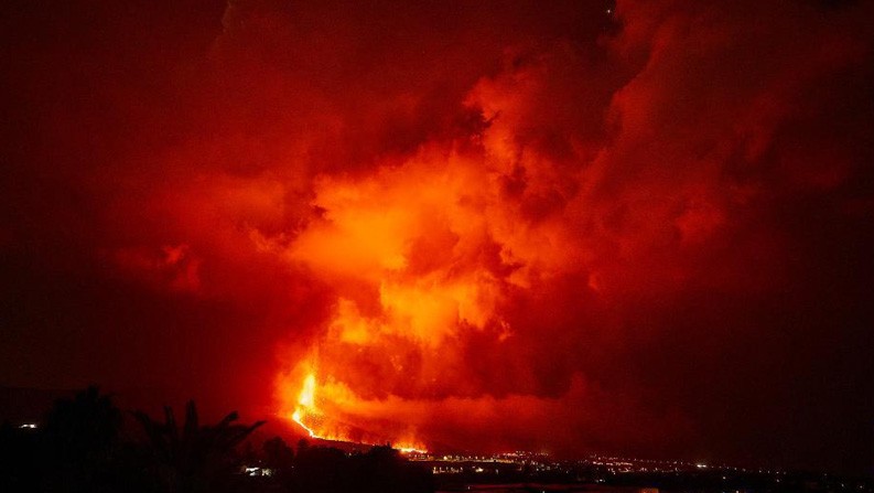 西班牙拉帕尔马岛火山持续喷发