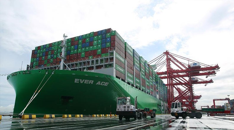 超大型集装箱船停靠科伦坡国际集装箱码头
