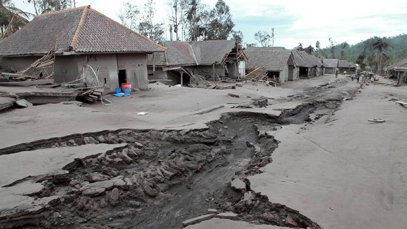 印尼塞梅鲁火山再次喷发 已致15人死亡