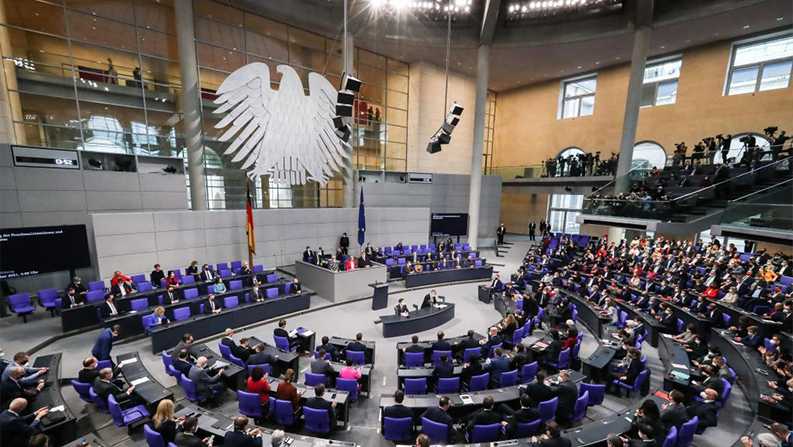 德国新一届联邦政府成员宣誓就职