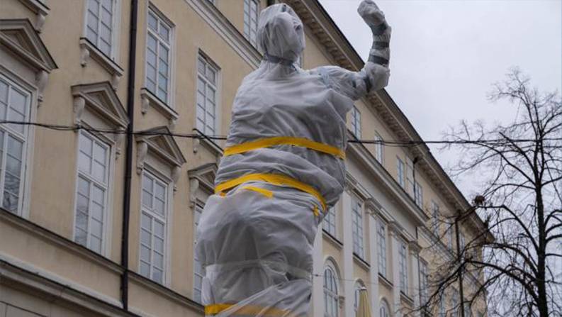 利沃夫街头被包裹的雕塑